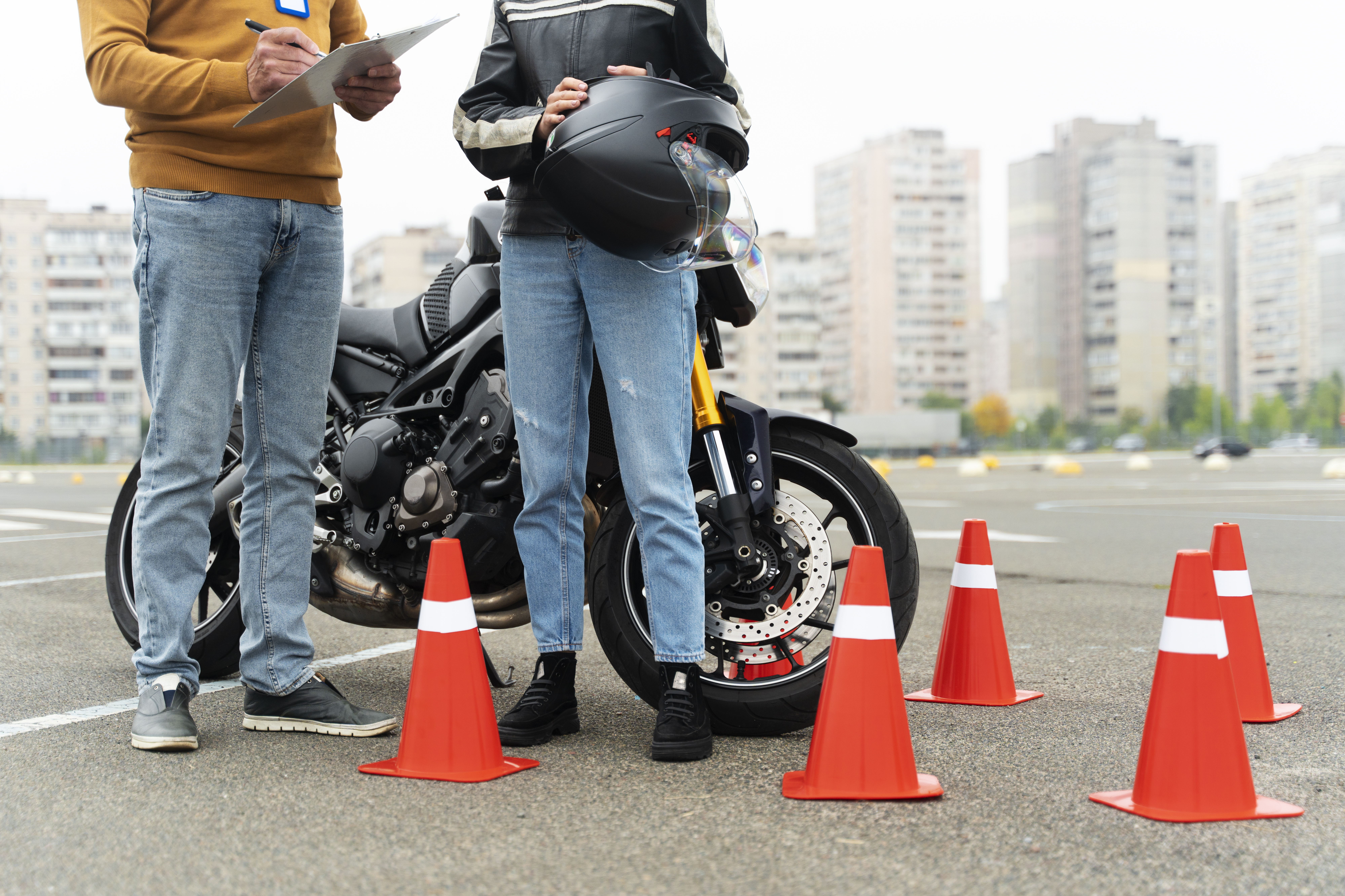 Aulas de moto — treino prático em pista com cones e instrutor